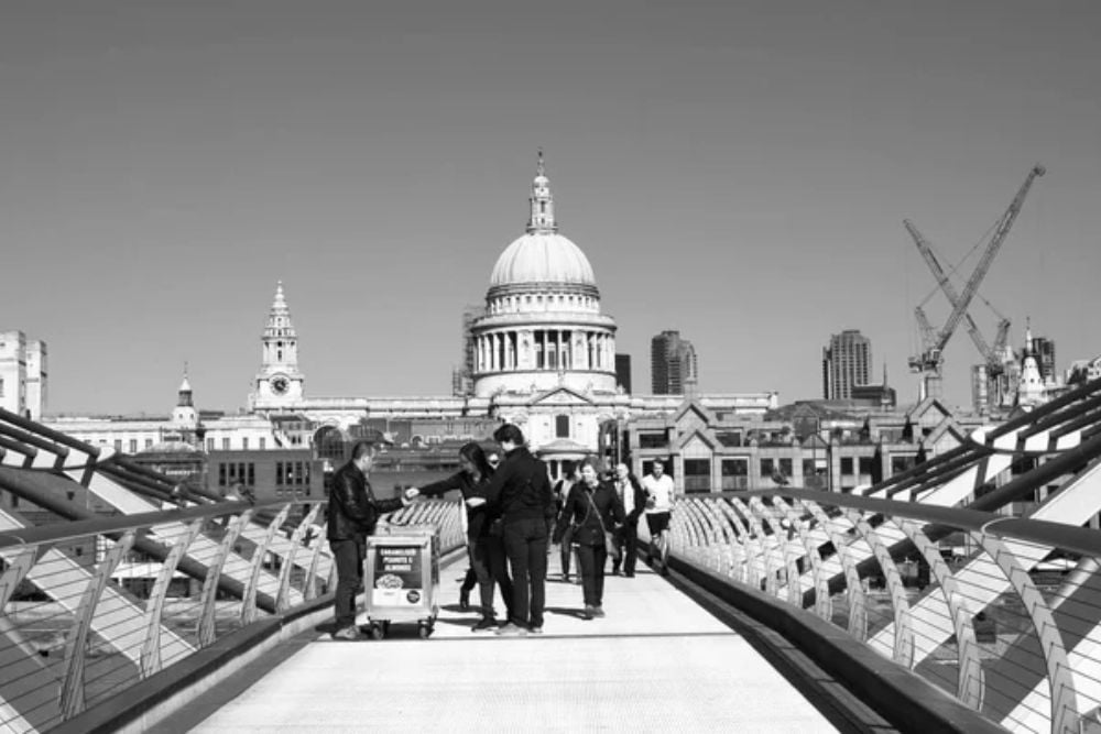 Street Vendor Selling Snacks on Londons' Millennium Bridge — Stock Photo, Image