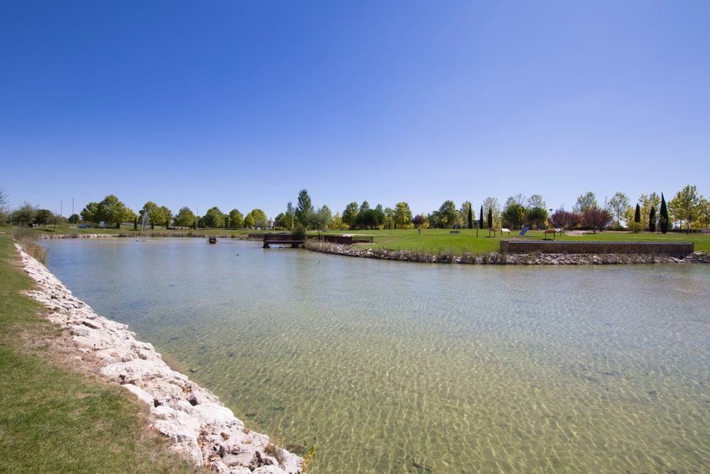 Urban pond in Valdeluz town — Stock Photo, Image