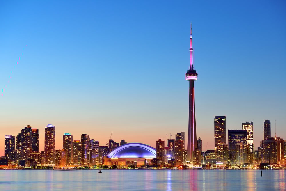 Toronto sunset over lake panorama with urban skyline. — Stock Photo, Image