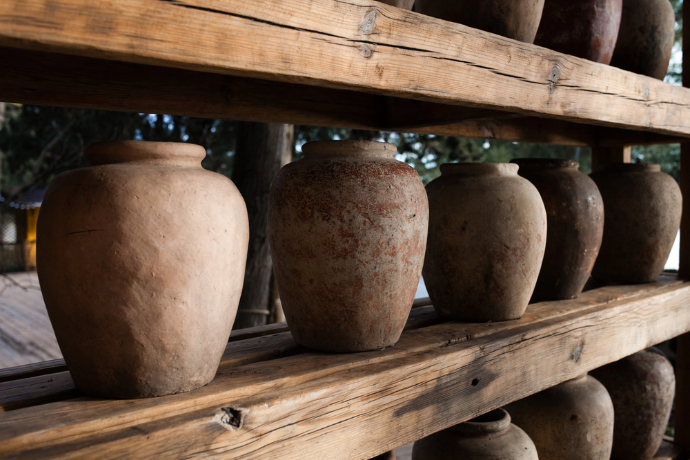 Mediterian interior with antic vase. — Stock Photo, Image