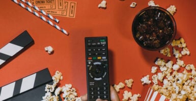 Concept Watching Movies Popcorn Top View Dark Background — Stock Photo, Image