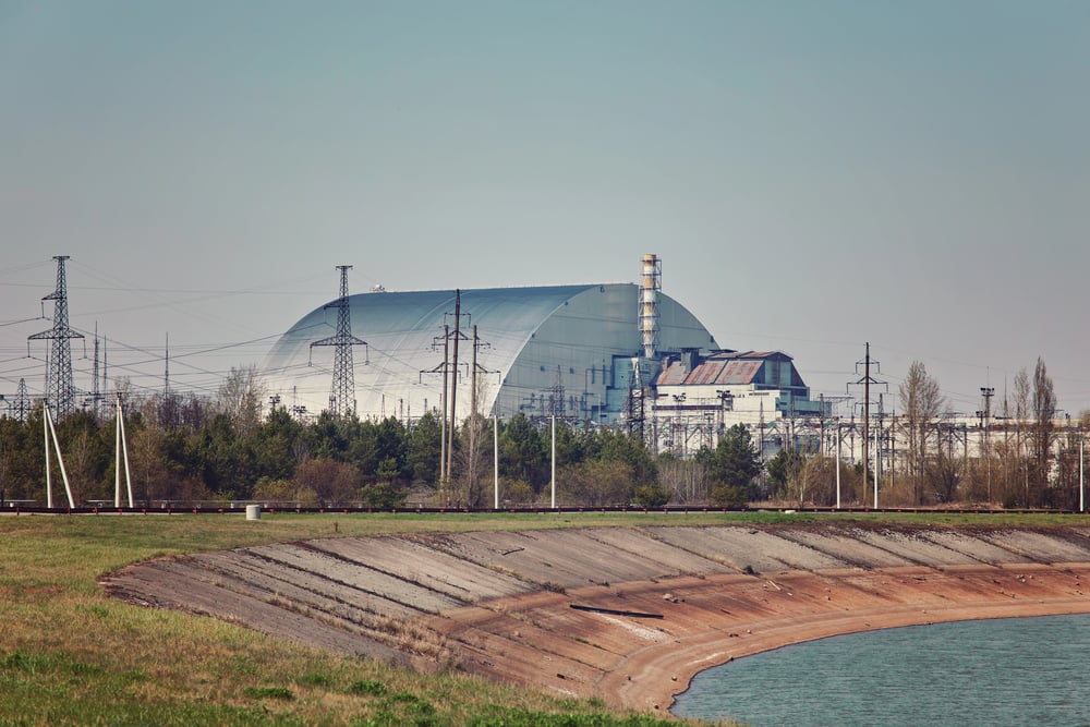 Nuclear reactors of Chernobyl power plant next to Pripyat river, 4th (exploded) reactor with sarcophagus on left, 3th reactor on right, Exclusion zone, Ukraine — Stock Photo, Image