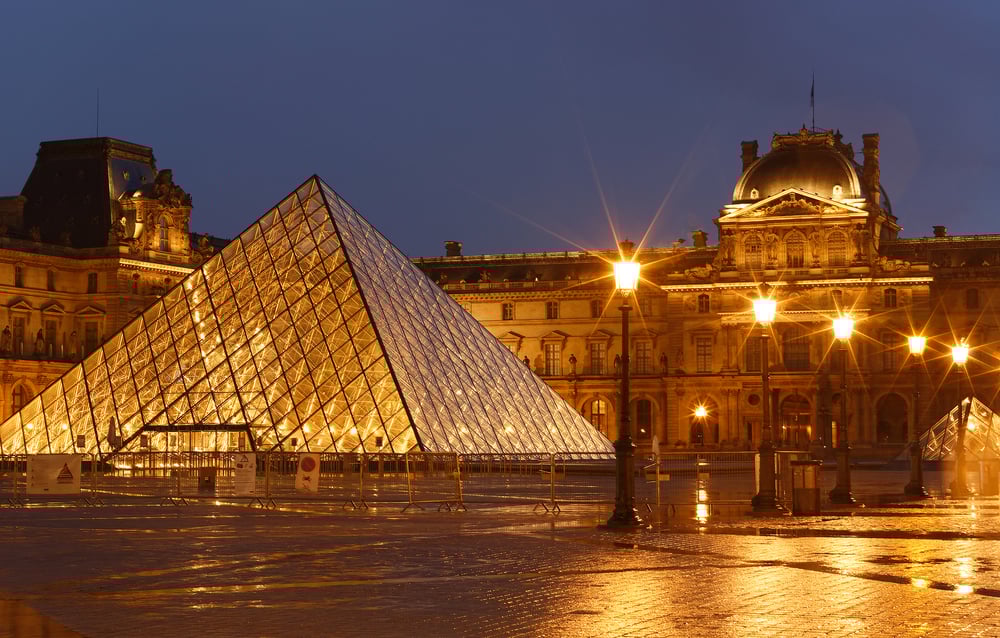 Paris France September 2020 Louvre Pyramid Closeup View Paris Rainy — Stock Photo, Image