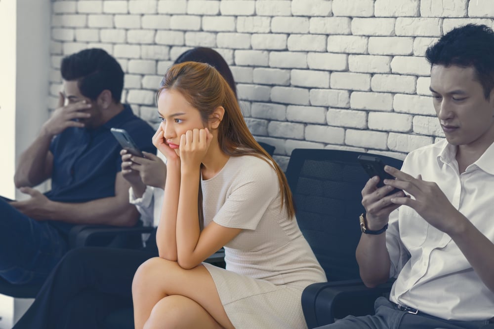 Beautiful Young Business Women Bored Other People All Staring Smartphones — Stock Photo, Image