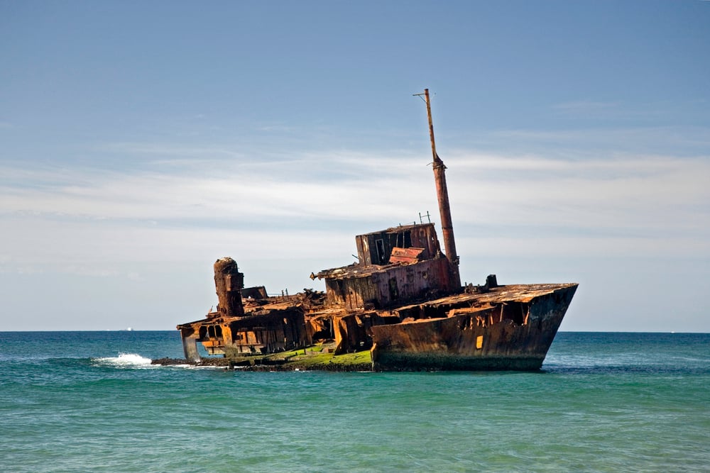 Ship wreck on a beach — Stock Photo, Image