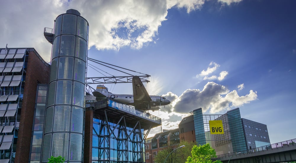 BERLIN - Douglas C-47 airplane bomber hanging above the Museum f — Stock Photo, Image