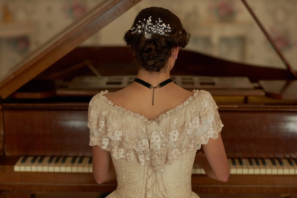 Back View Classic Young Lady Wearing Lace Dress Pearls Hair — Stock Photo, Image
