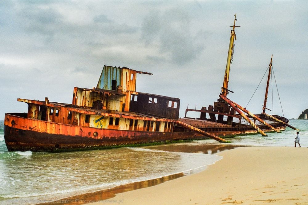 Navire échoué, Fort Dauphin (Madagascar) 1997 | stephane_p | Flickr