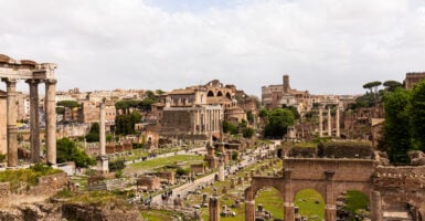 Rome Italy June 2019 Tourists Walking Roman Forum Grey Sky — Stock Photo, Image