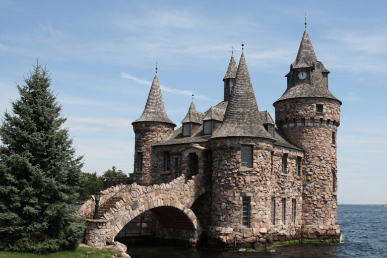 16 Castles Built in Impossible Locations