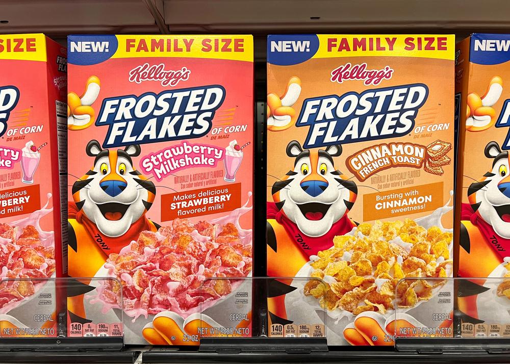 Alameda, CA - Sept 29, 2022: Grocery store shelf with boxes of Kellogg's brand cereal, Frosted Flakes. New Strawberry Shake and Cinnamon French Toast flavors. — Photo by Sheilaf2002
