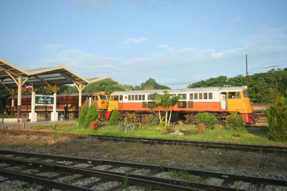 CHIANGRAI , THAILAND- OCTOBER 29 2008: Ge locomotive no.4041 for Eastern & Oriental Express train. Photo at chiangmai railway station. — Photo by nitinut380