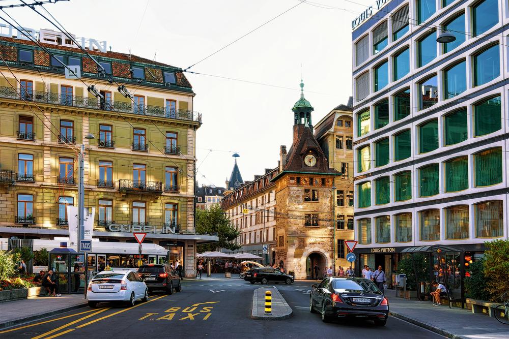 Geneva, Switzerland - August 30, 2016: Clock tower at Place du Molard Square at Geneva city center, Switzerland. People on the background — Photo by erix2005