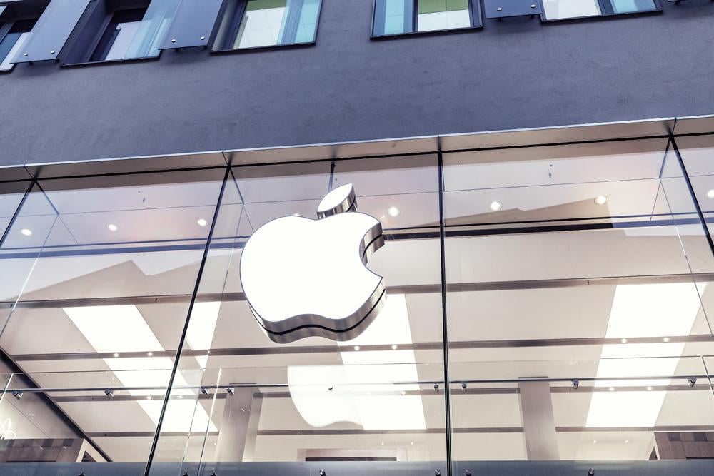07 August 2019, Munchen, Germany: Apple Logo close-up at the store — Photo by frantic00