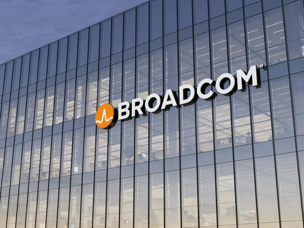 San Jose, CA, USA. November 7, 2021. Editorial Use Only, 3D CGI. Broadcom Signage Logo Top of Glass Office Building. Workplace Semiconductor American Developer Manufacturer Company Headquarters. — Photo by askarimullin