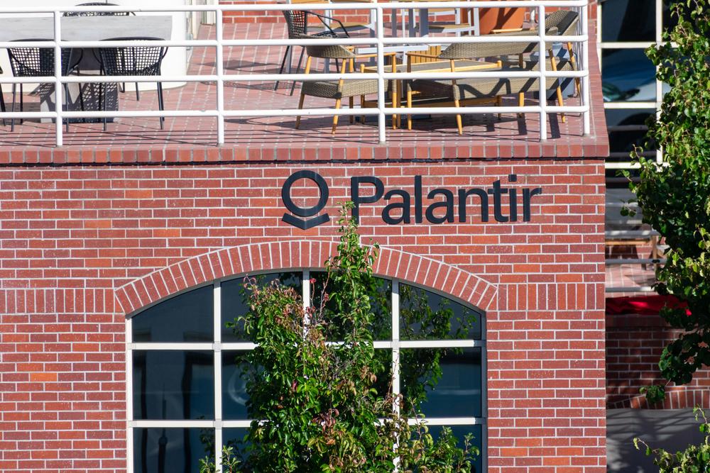 Palantir headquarters campus exterior view in Silicon Valley - Palo Alto, California, USA - 2019 — Photo by MichaelVi
