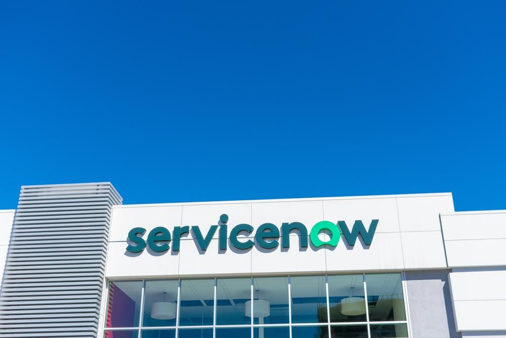 ServiceNow logo atop of American cloud computing company global headquarters campus in Silicon Valley, high-tech hub of San Francisco Bay Area - Santa Clara, California, USA - October, 2019 — Photo by MichaelVi
