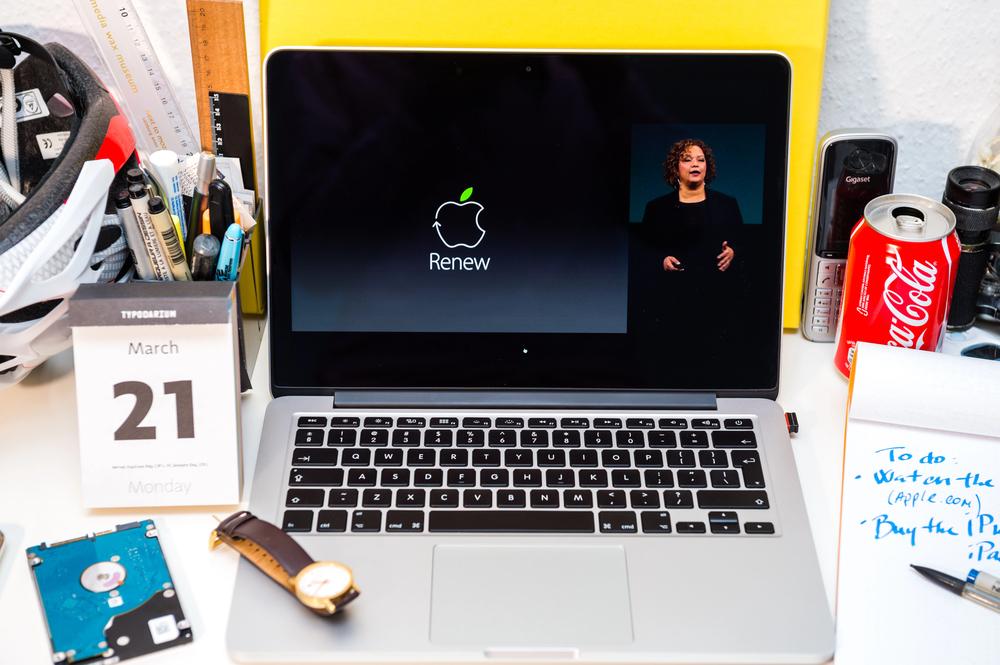 PARIS, FRANCE - MARCH 21, 2016: Apple Computers website on MacBook Pro Retina in a creative room environment showcasing Apple Event with Lisa Jackson amd Renew recycle programm — Photo by ifeelstock