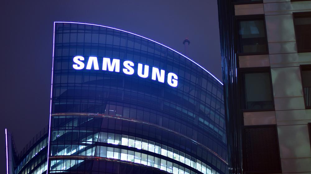 Warsaw, Poland. 23 November 2022. Evening city life in the centre of Warsaw. Sign Samsung. Company signboard Samsung — Photo by grand-warszawski