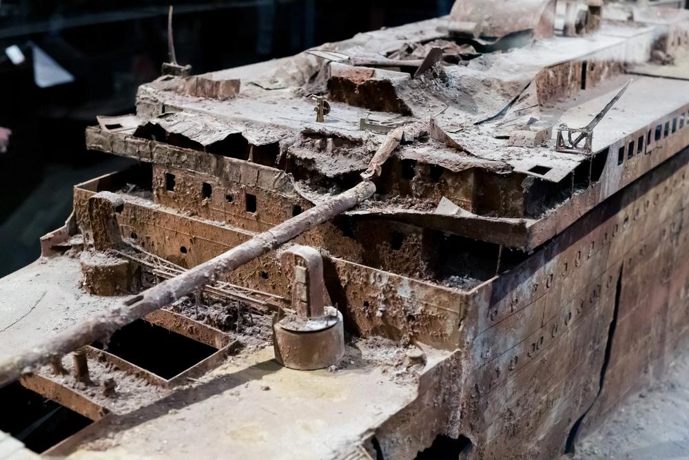 Bridge of model of the wreck of the Titanic on the seafloor — Photo by Geartooth