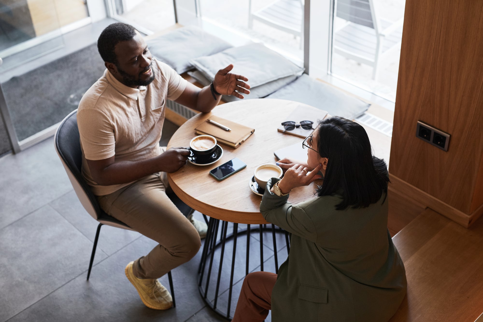 Body language signals people use subconsciously