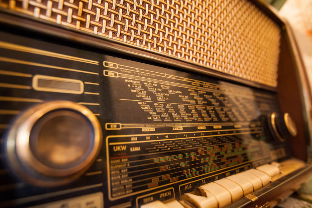 26 Vintage Radios Buyers Compete Over